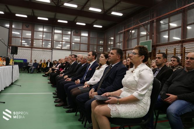 Garab Gábor Károlyné, az iskola igazgatója, mellette Bognár Zoltán, Fertőd polgármestere