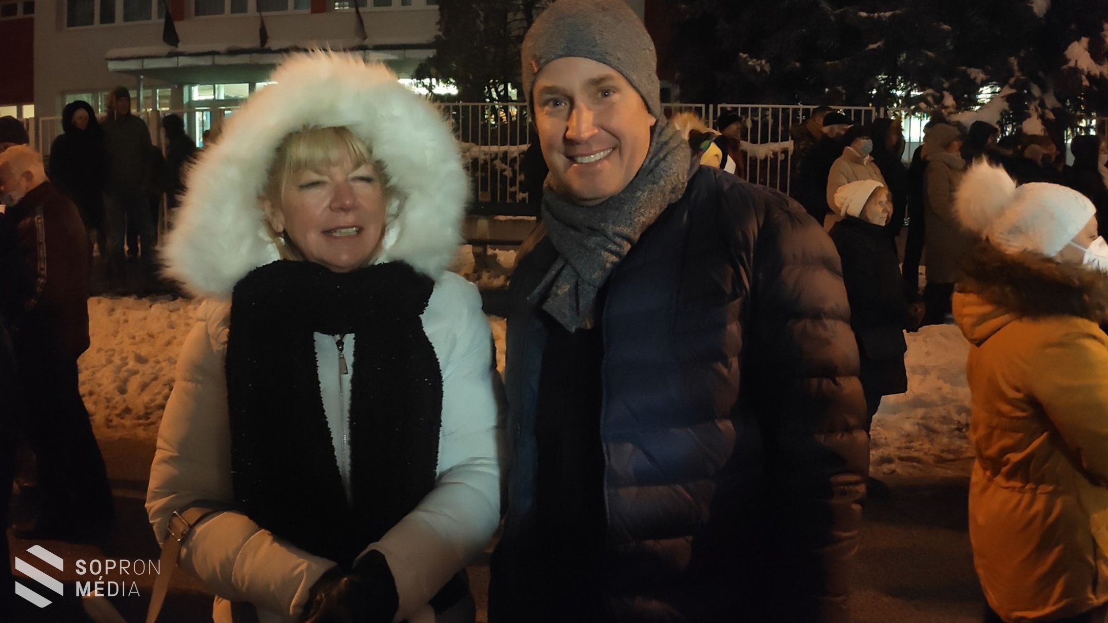 Megtelt a Révai utca a Jereván lakótelepen Wolf Kati soproni adventi koncertjén