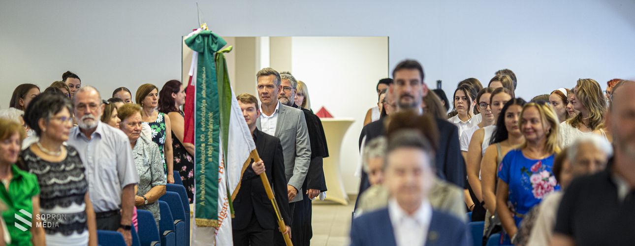 Emlékdiploma-átadó a Benedek Elek Pedagógiai Karon