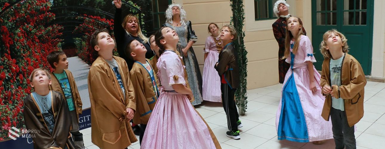 Csoport csoportot követ az Esterházy-kastélyban