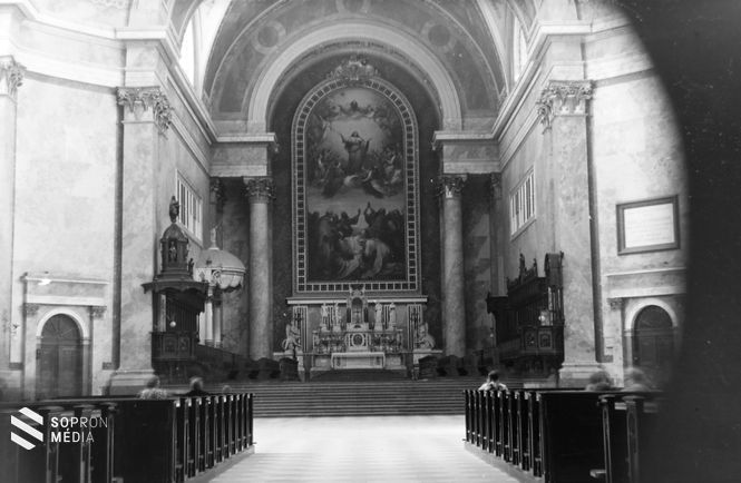 Az esztergomi bazilika belső tere a főoltárral 1956-ban 