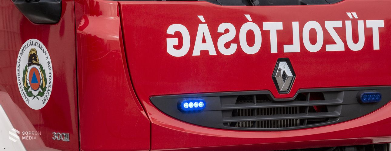Kigyulladt egy autó az M85-ösön