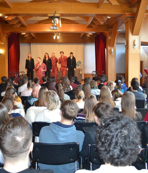 Jelentés a mélypontról - színházi előadás a függőségről