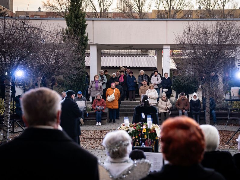 Meghitt adventi gyertyagyújtás a Jereván lakótelepen