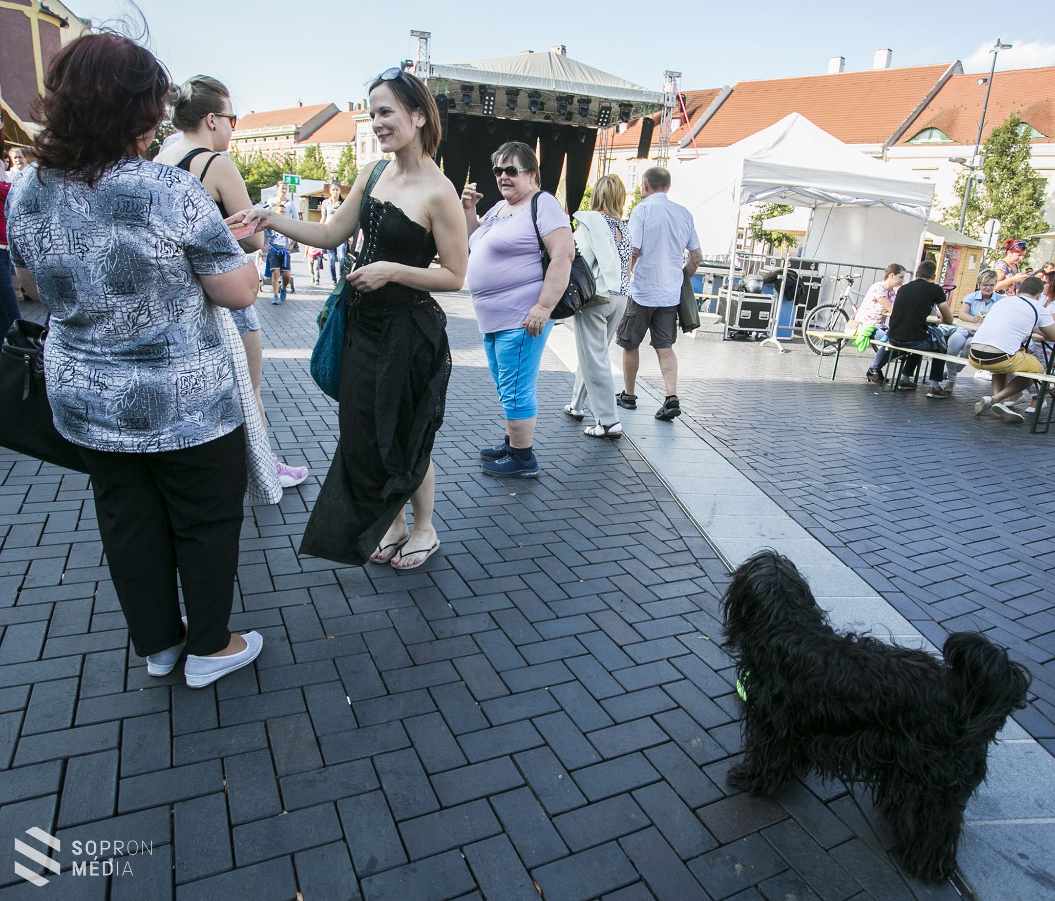 Jelmezes színészek a vásári forgatagban. A Soproni Szüreten is részt vett a műsorfüzet-kommandó
