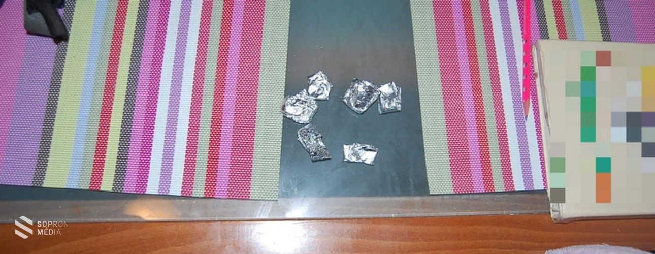 Kábítószergyanús anyagot találtak a rendőrök a hűtőben 