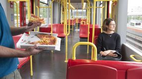 Közkívánatra: Tilos enni az összes bécsi metrón