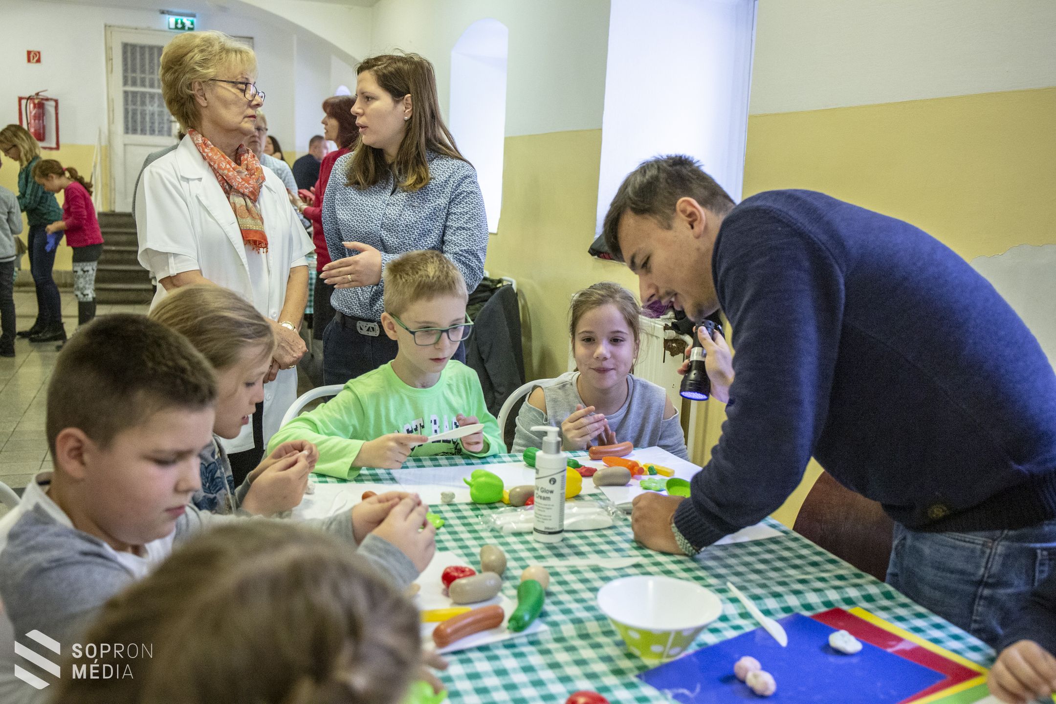 Kreatív játékokkal tanultak kezet mosni a gyermekek