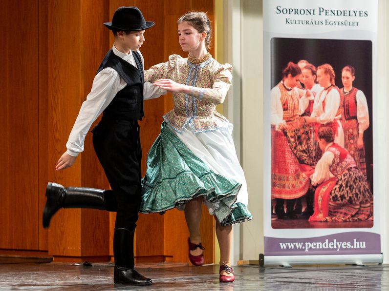 Néptáncgála: 500 táncos és 20 zenész lép a színpadra a hétvégén a Fertőrákosi Kőfejtő és Barlangszínházban