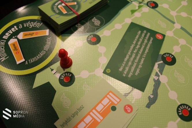 A Tűztorony mellett magasodik Piroska nevű bábunk! 