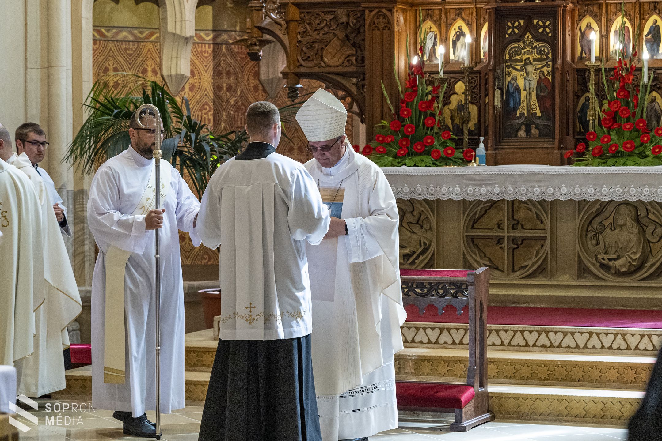 Pünkösdhétfőn fogadták a bérmálkozók a Szentlélek ajándékait