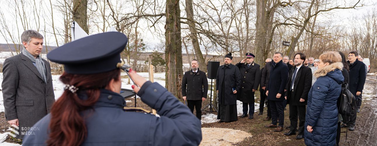 Parcellakő őrzi a mártírok emlékét a kőhidai rabtemetőnél