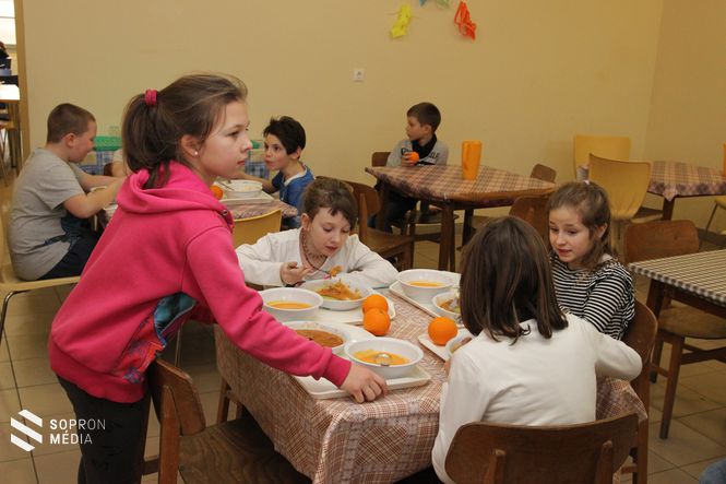 Közösen jobban esik az étel. A soproni Központi Gyermekkonyhán igyekeznek változatos menüt összeállítani.