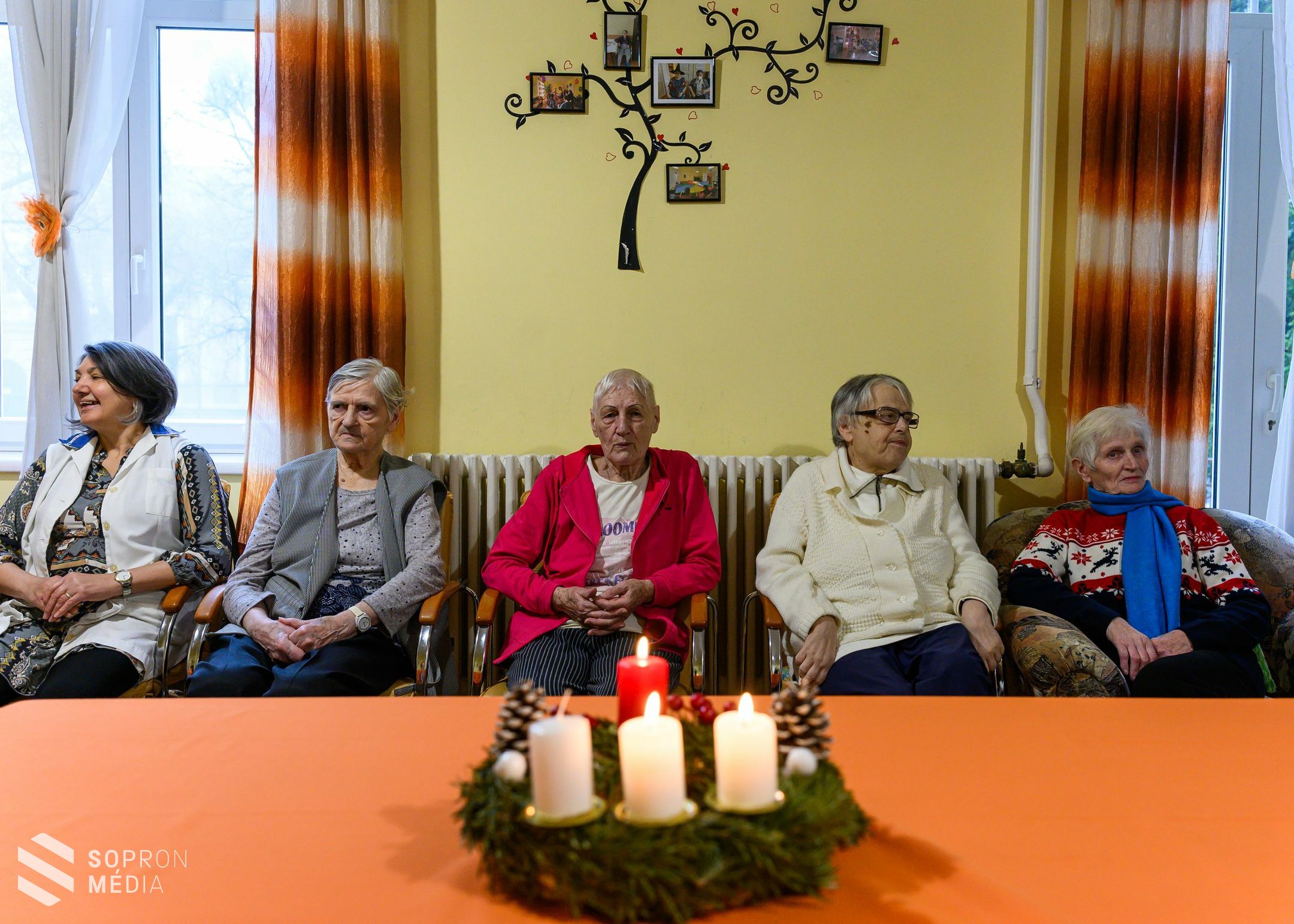 Karácsonyi bejgli a soproni tűzoltóknak és mentőknek, valamint a Soproni Szociális Intézmény ellátottjainak