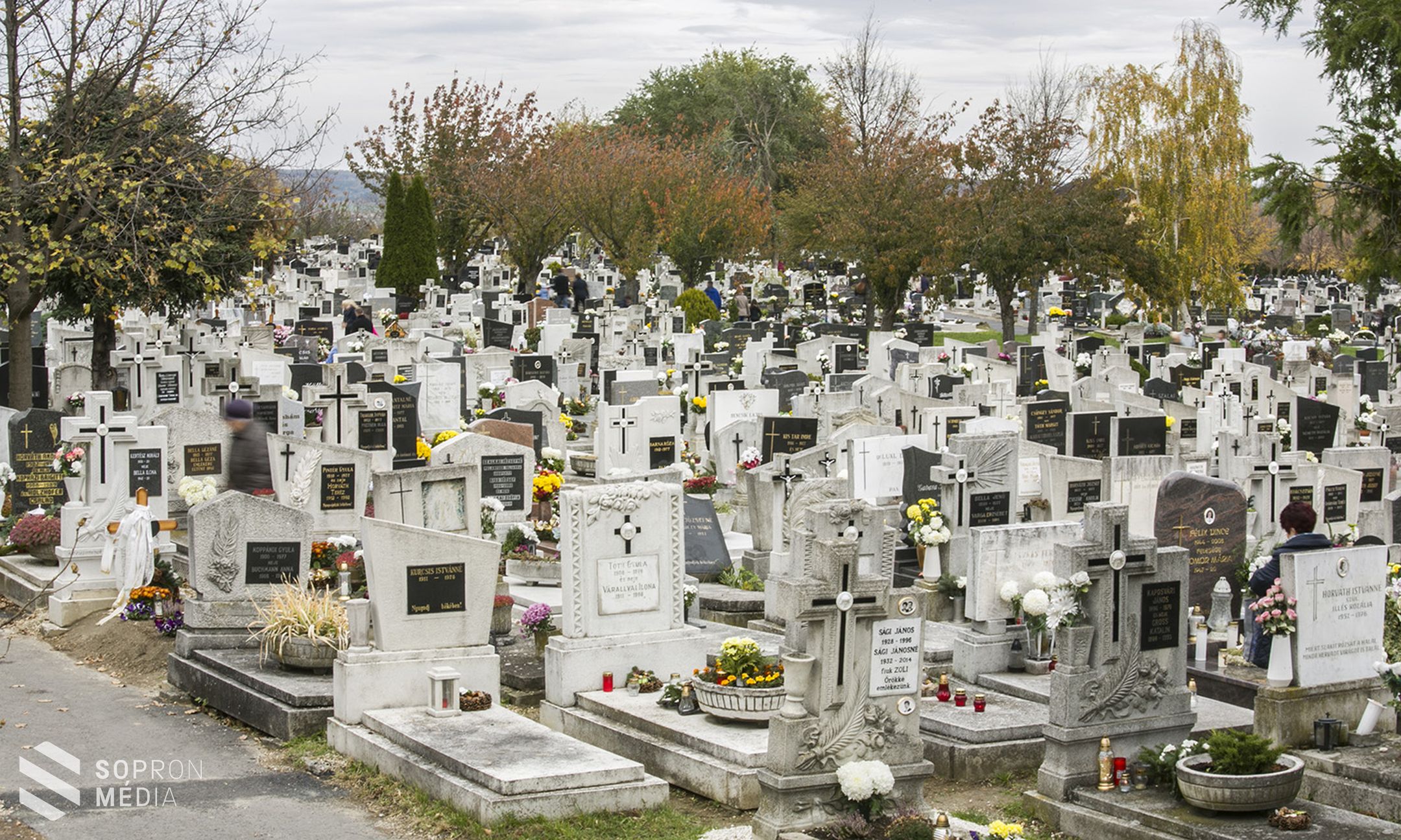 Nagy a forgalom a temetőknél (Galéria)