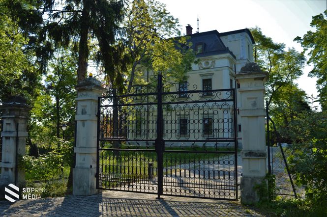 A Zettl-Langer villa 