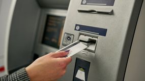Mától 300 ezer forintot lehet ingyenesen felvenni a bankautomatákból.