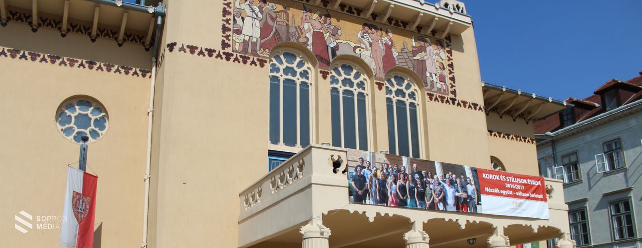 Évadnyitó ülés sok érdekességgel a színházban