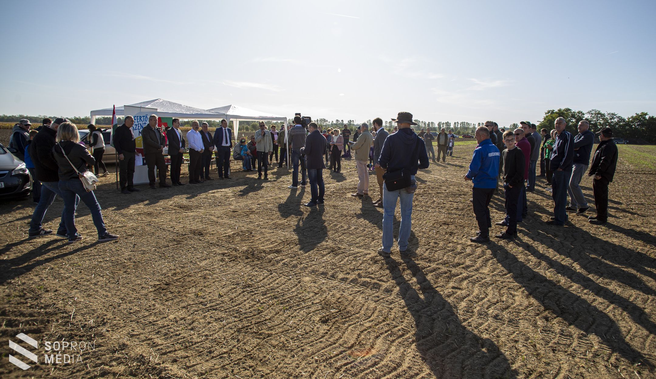 Erőgépek hasították a földet Fertőszentmiklósnál