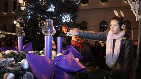 Meggyújtották az első gyertyát a város adventi koszorúján! 
