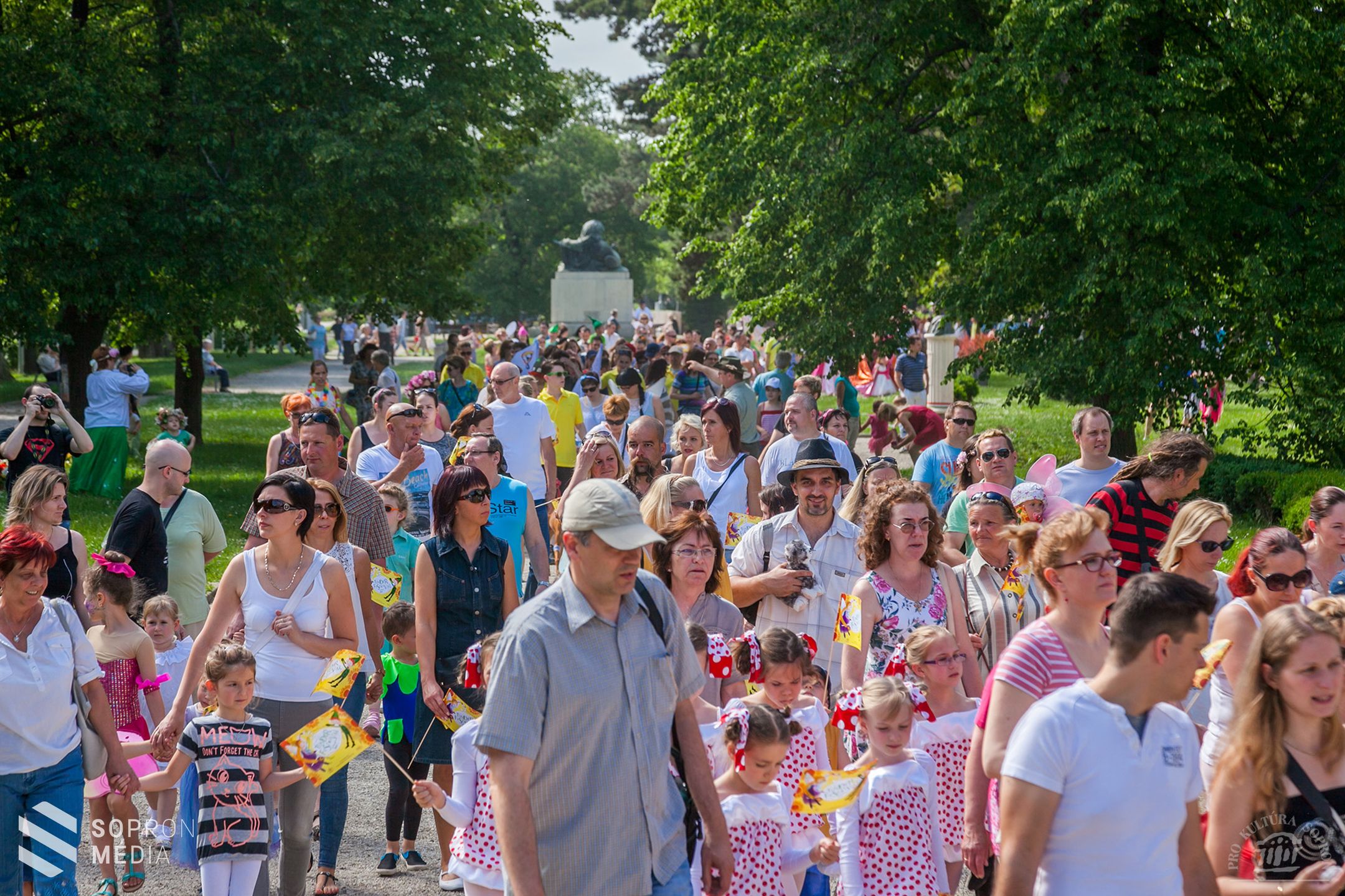 Tündérek és manók százai vonultak Sopronban