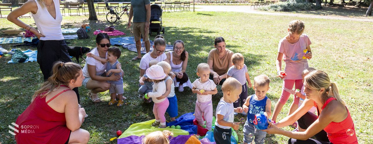 Vidám  baba-mama délelőtt az Erzsébet-kertben