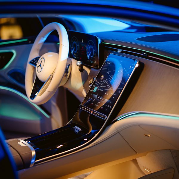 Mercedes-Benz márkakereskedés és márkaszerviz megnyitó