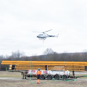 Helikopterrel szállították a Várhelyre az épülő új kilátó szerkezeti elemeit