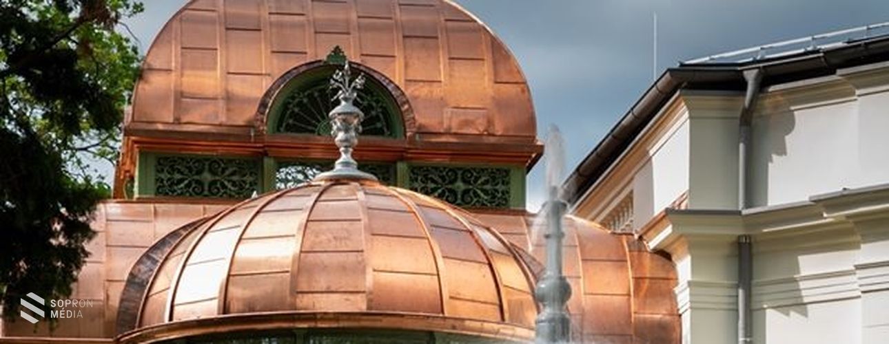 A szökőkút is a helyére került a Lenck-villa parkjában!