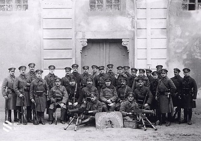 A Sopronba bevonulni készülő osztrák csendőrök egyik egységének csoportképe 