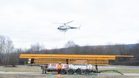 Helikopterrel szállították a Várhelyre az épülő új kilátó szerkezeti elemeit