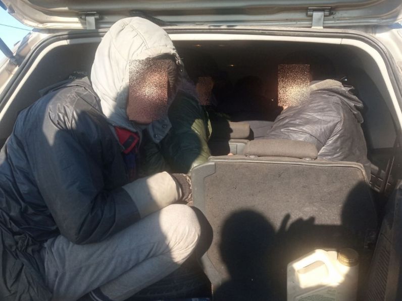 Egy embercsempészt és 11 migránst fogtak el a soproni rendőrök