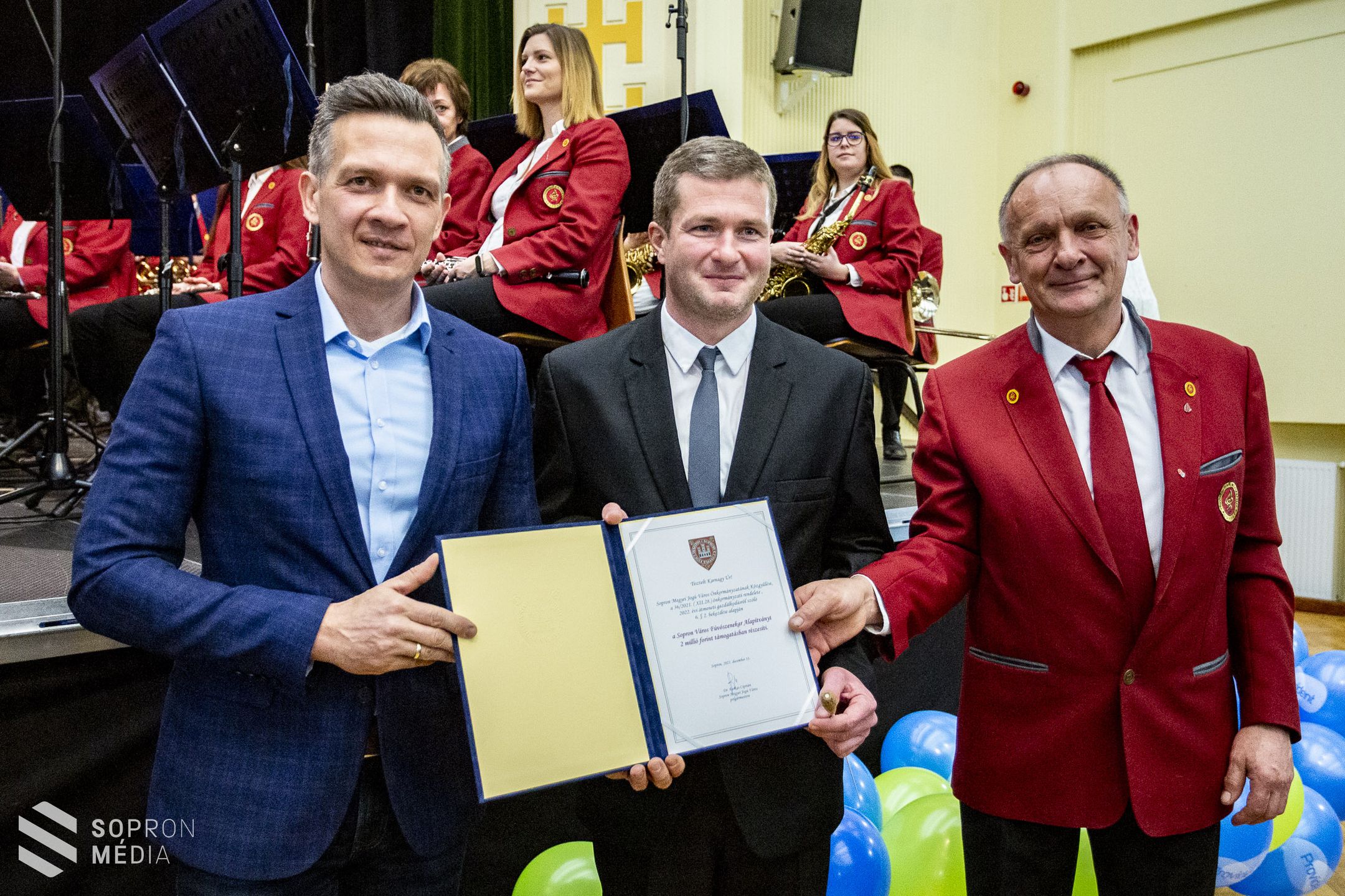 Telt ház előtt tartotta meg szilveszteri koncertjét Sopron Város Fúvószenekara 