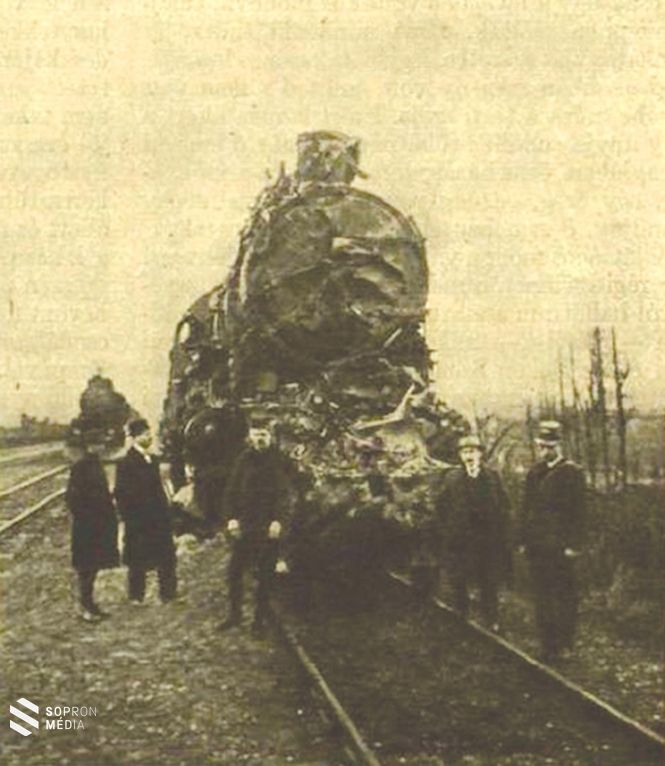 A gyorsvonat mozdonya a szerencsétlenség után 