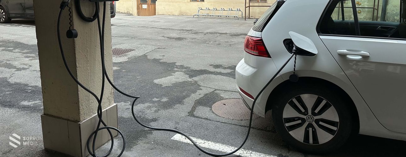 A Porsche Hungária / MOON ajándékozott töltőt a polgármesteri hivatal számára
