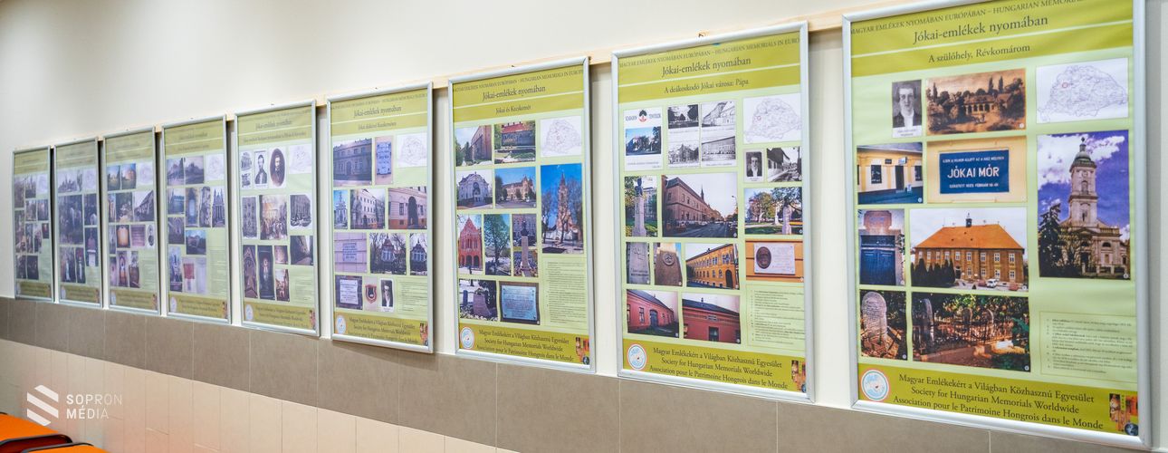 „Jókai emlékek a világan” címmel nyílt kiállítás a Szent Orsolya Római Katolikus Gimnázium alulájában