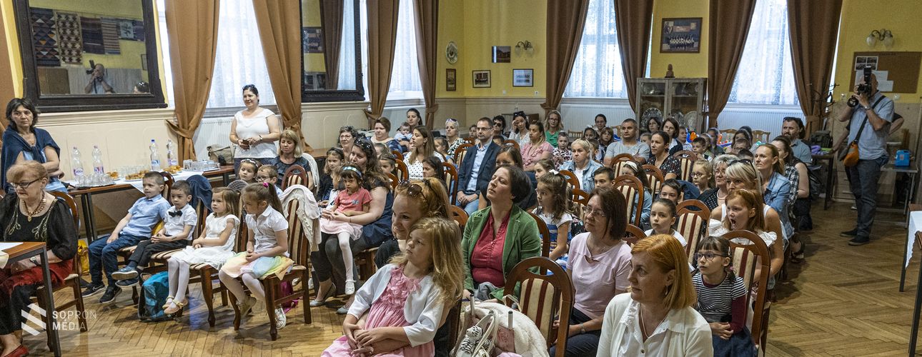 A vers szeretetét adták át a gyermekeknek