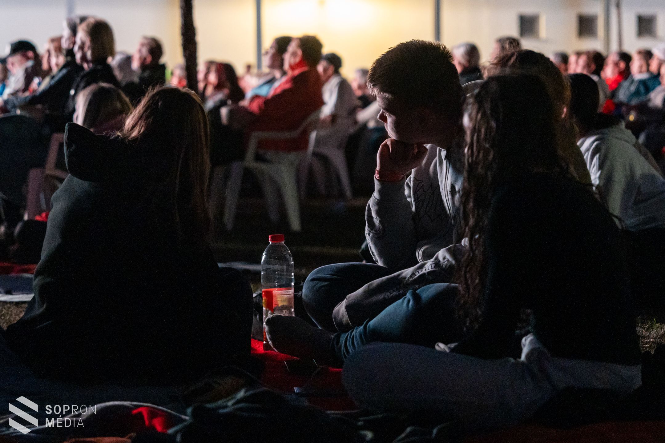 Telt házas nyáresti mozi a Jereván-lakótelepen