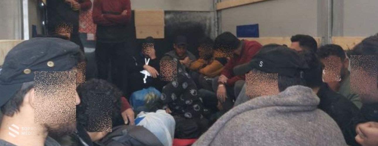 Újabb embercsempészt és huszonhárom migránst fogtak el ezúttal Nagycenk térségében