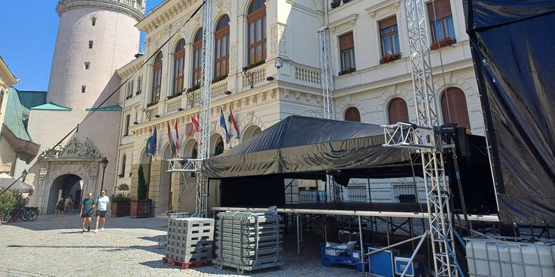 Pár nap múlva kezdődik a Soproni Sörnapok: már zajlik a készülődés a Fő téren és a Várkerületen