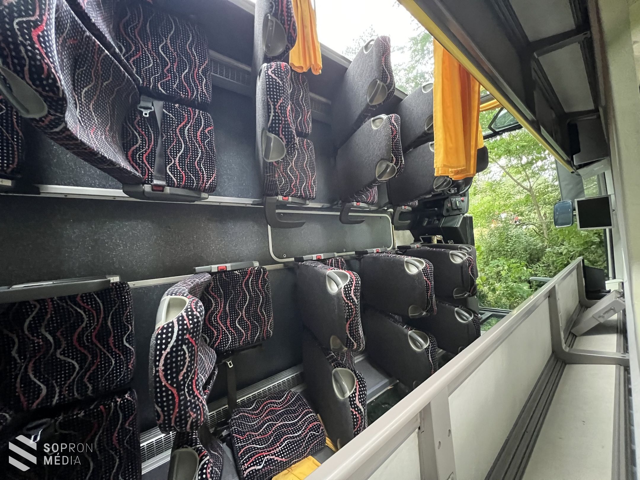 Fertőrákosi diákokat szállító autóbusz borult árokba Kőszegnél!