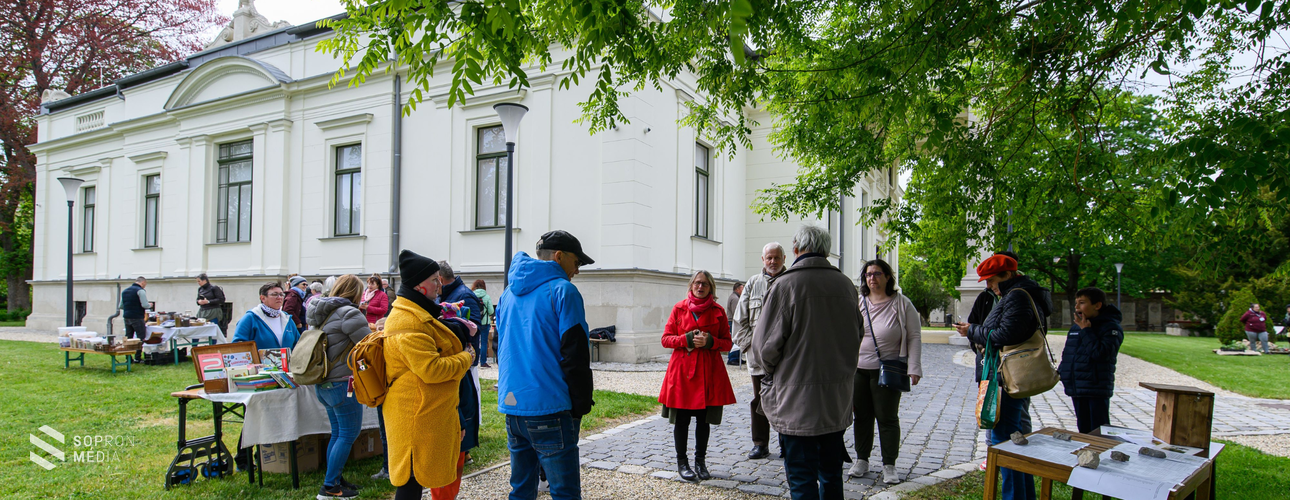 Tavaszköszöntés a Lenck-villa kertjében