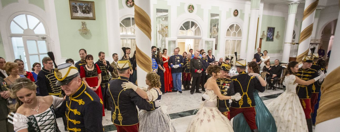 Idén is báloztak a huszárok Sopronban