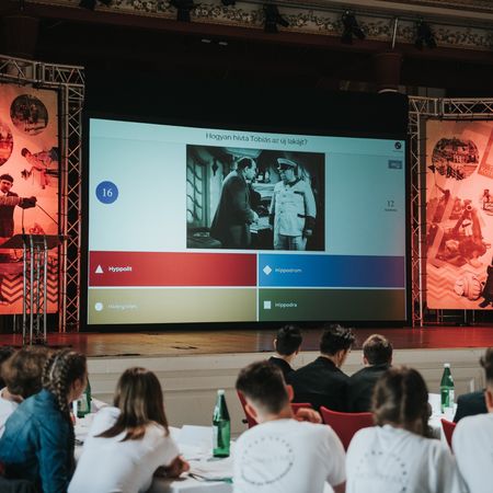 HOLOKAUSZT ÉS ’56 TESTKÖZELBŐL