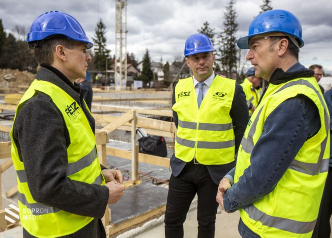 dr. Farkas Ciprián polgármester, Csiszár Szabolcs alpolgármester és Kaut András a FÉSZ Zrt. igazgatóságának elnöke