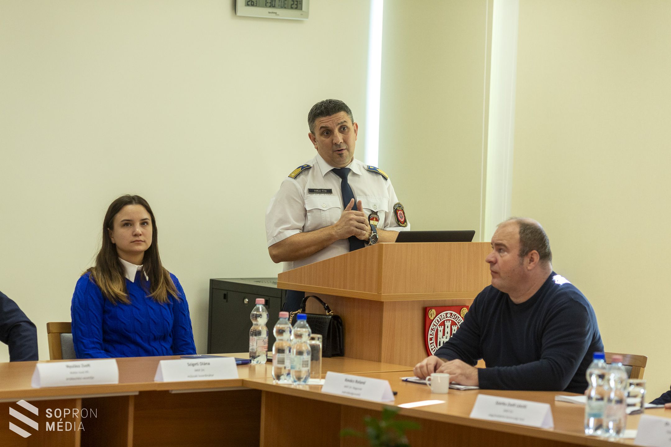 A gyalogátkelőhelyek felülvizsgálatáról és a vasúti átjárós balesetek megelőzéséről is értekeztek a Soproni Rendőrkapitányságon