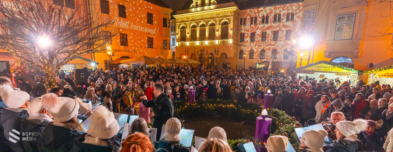 Advent első vasárnapja – ünnepélyes keretek közt gyújtották meg a gyertyát a Fő téren