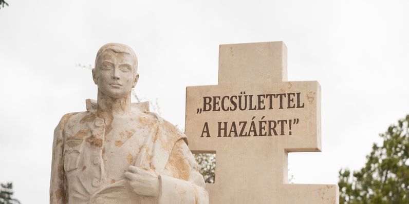 „Becsülettel a hazáért!” - Felavatták a felújított Szántó Róbert síremléket a Szent Mihály temetőben