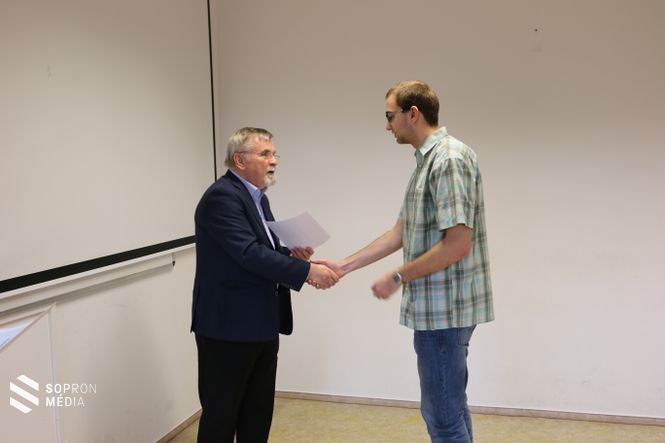 Dr. Máthé János, a Netvisor Zrt. vezérigazgatója személyesen adta át az ebben a félévben ösztöndíjat elnyert hallgatóiknak az ösztöndíj elnyerését igazoló oklevelet.