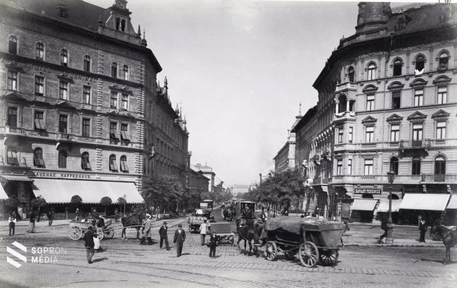 A szekerek is balra tartottak – a kép 1895 körül készült a Baross téren 